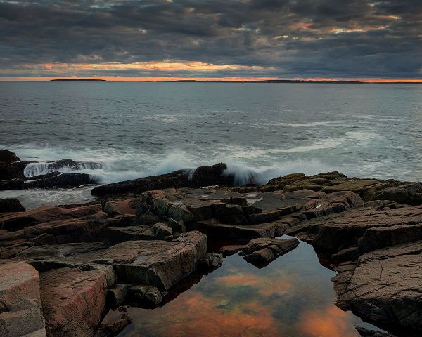 Jaynes Gallery 아티스트의 USA-Maine-Acadia National Park Moody sunset on ocean coastline작품입니다.